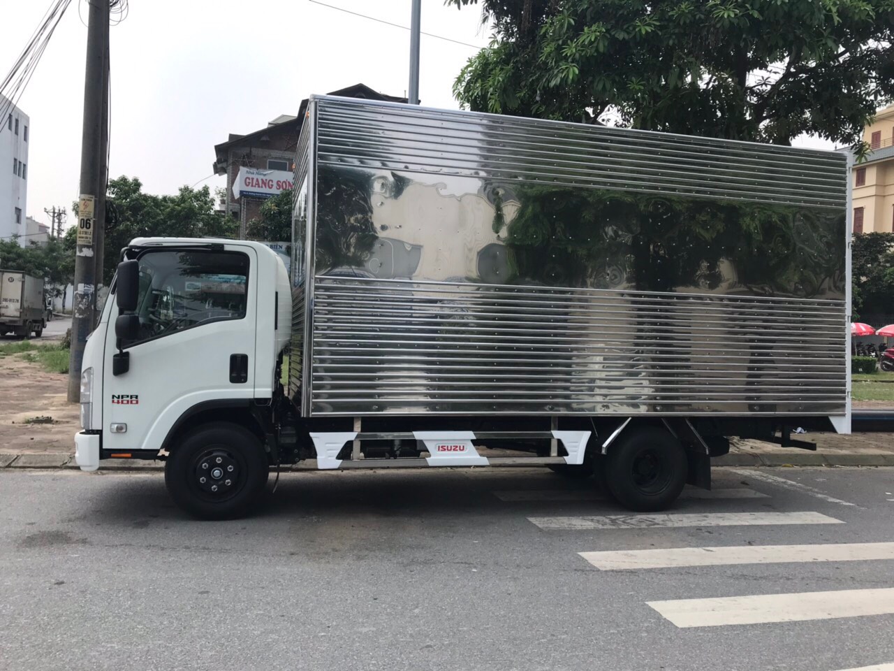 isuzu NPR 400 giá tốt