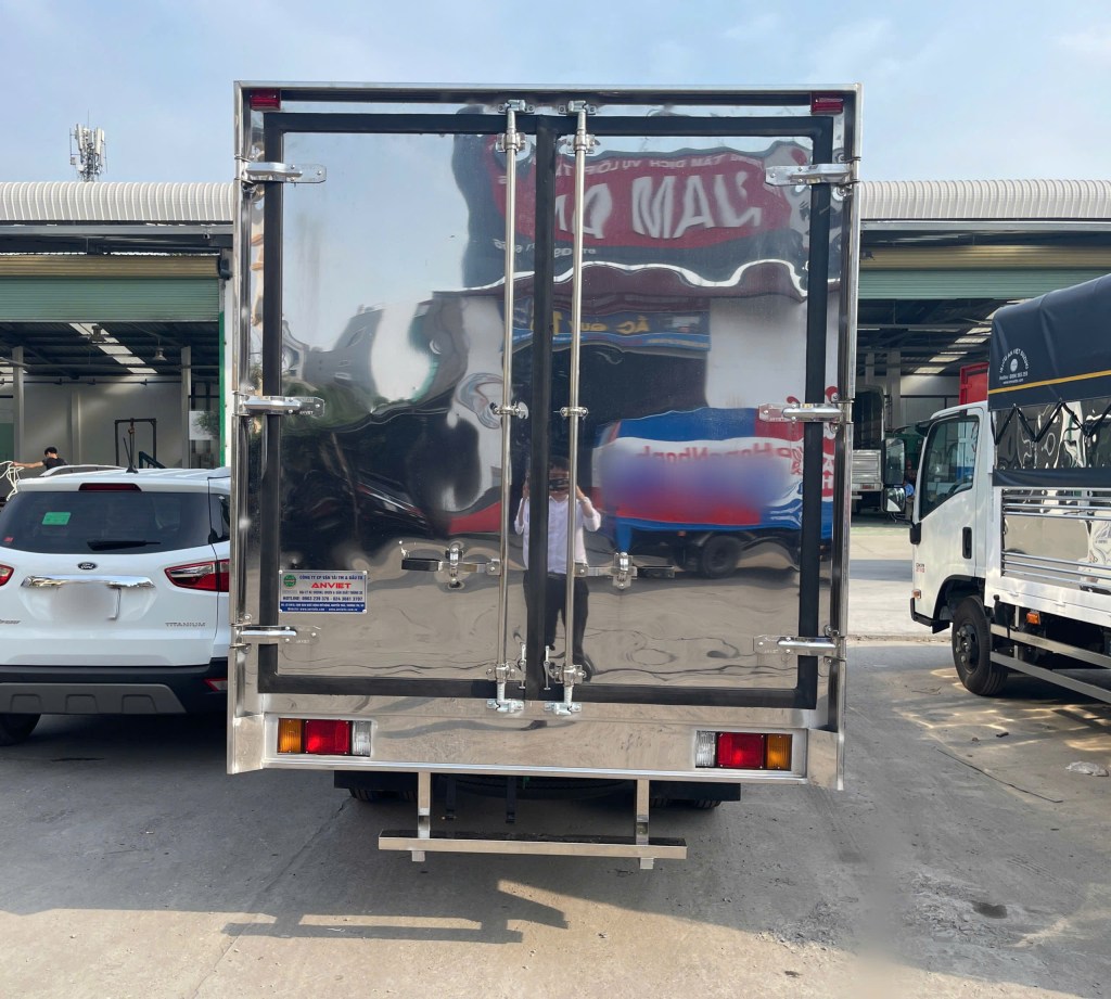 thùng kín xe Isuzu QKR210 